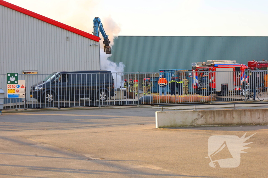 Brand in sloop auto laat veel rookontwikkeling zien