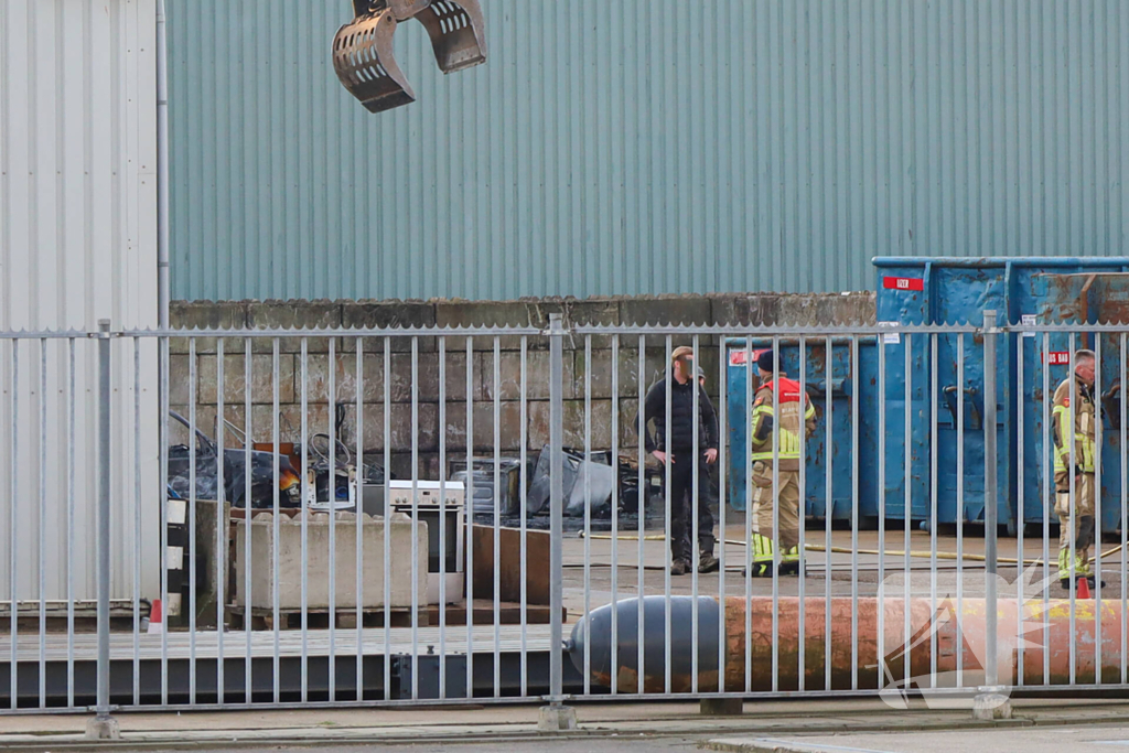 Brand in sloop auto laat veel rookontwikkeling zien