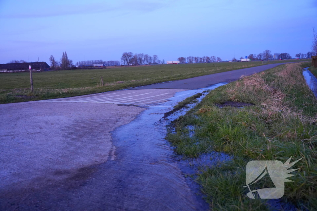 Mogelijk gladde weg in vooruitzicht door gesprongen waterleiding