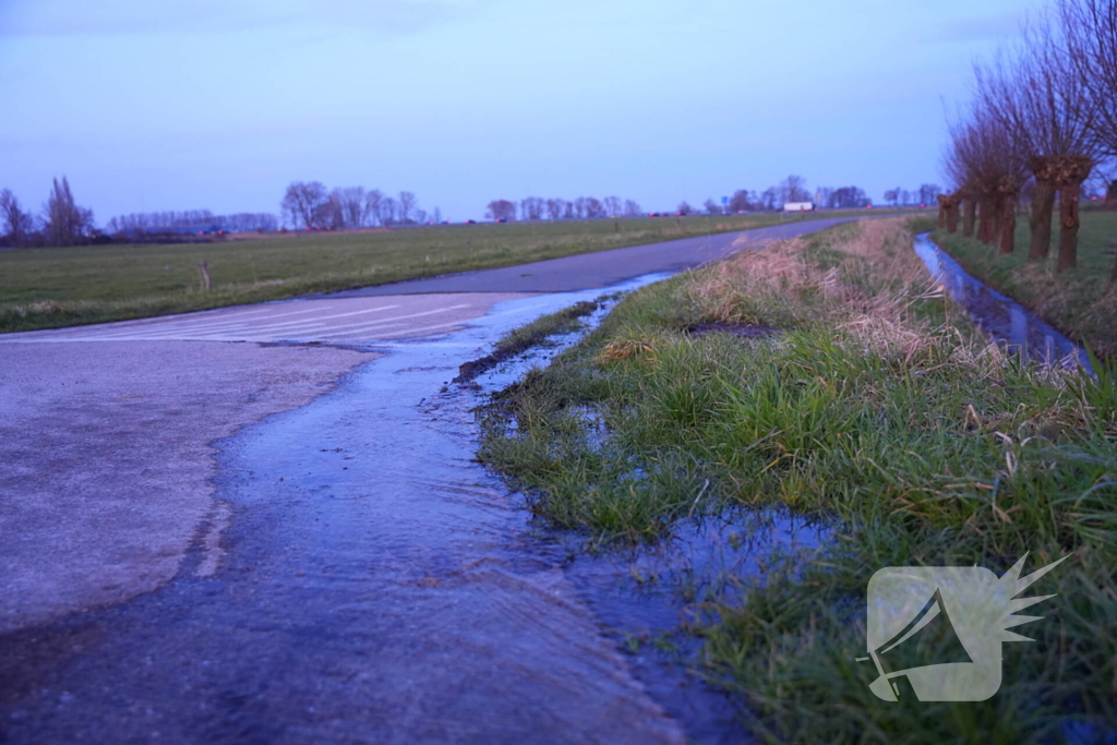 Mogelijk gladde weg in vooruitzicht door gesprongen waterleiding