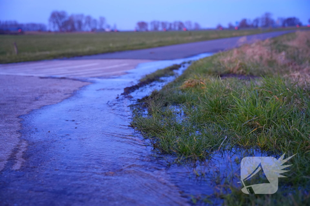 Mogelijk gladde weg in vooruitzicht door gesprongen waterleiding