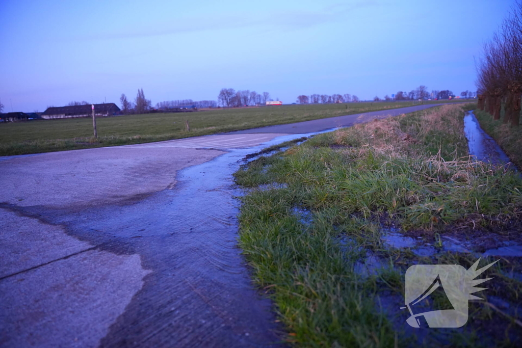 Mogelijk gladde weg in vooruitzicht door gesprongen waterleiding