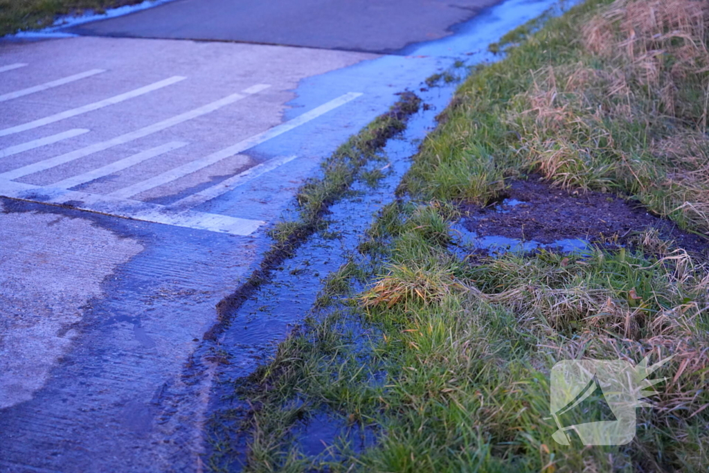 Mogelijk gladde weg in vooruitzicht door gesprongen waterleiding