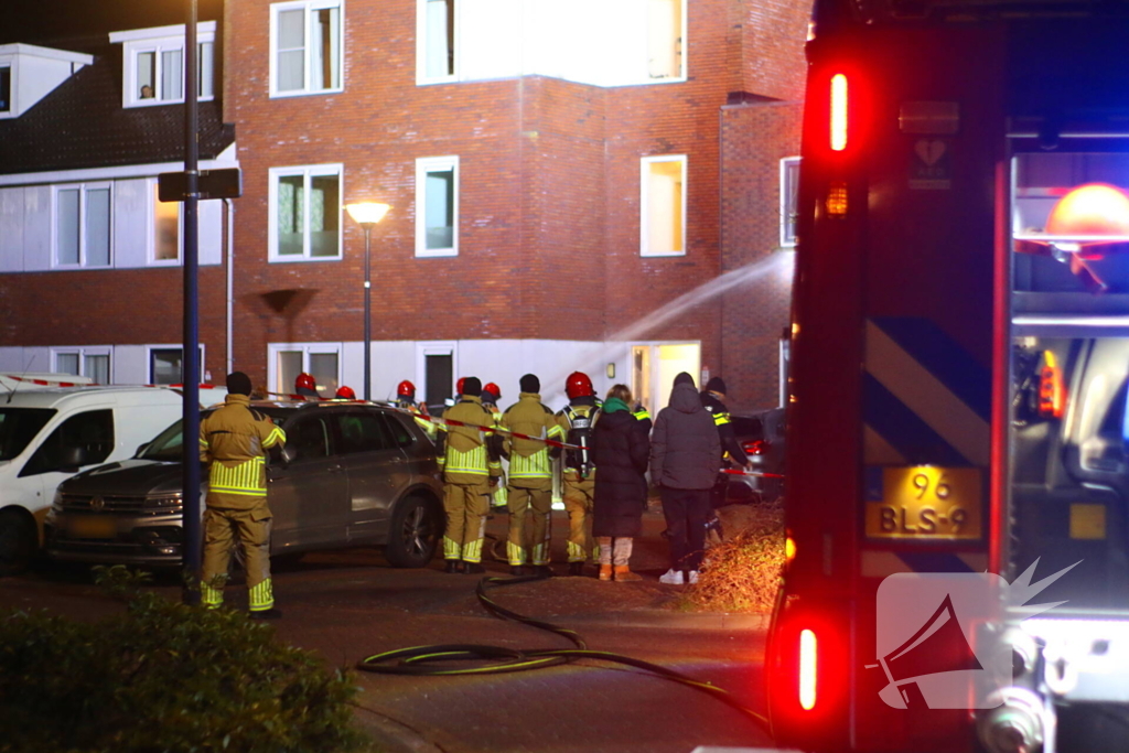 Brandweer blust brand na explosie