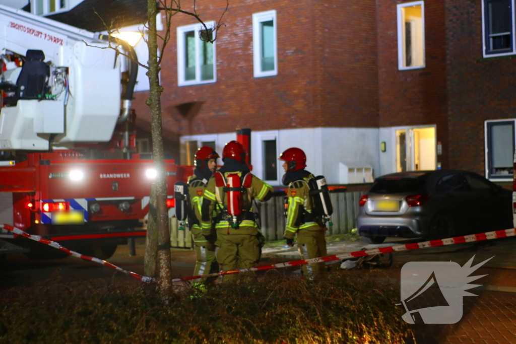 Brandweer blust brand na explosie