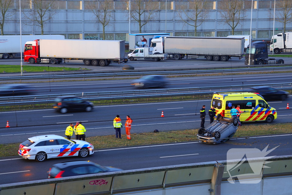Auto komt op de kop tot stilstand na aanrijding