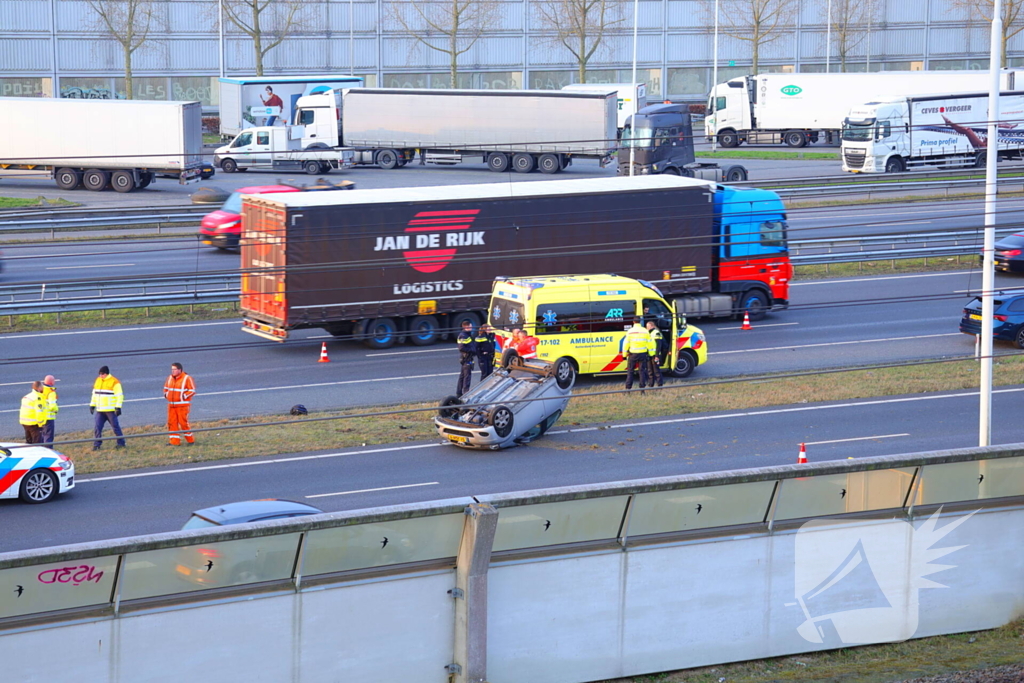Auto komt op de kop tot stilstand na aanrijding