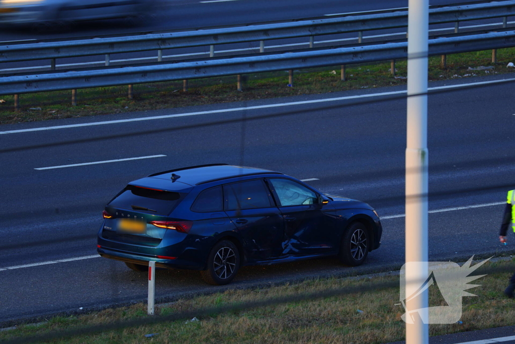 Auto komt op de kop tot stilstand na aanrijding