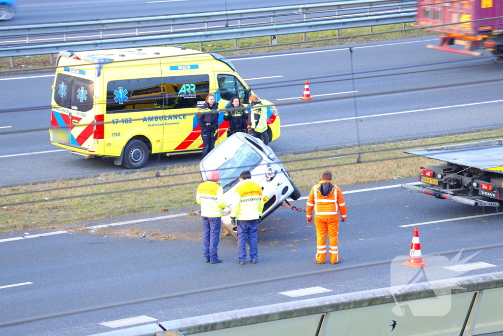 Auto komt op de kop tot stilstand na aanrijding