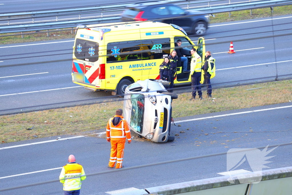 Auto komt op de kop tot stilstand na aanrijding