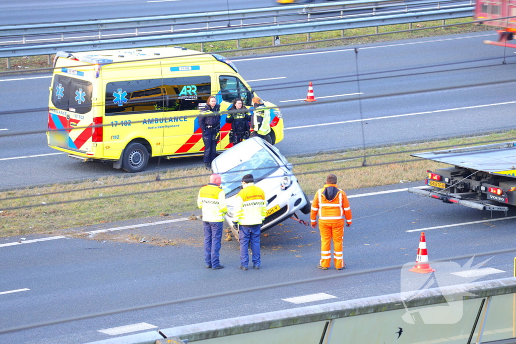 Auto komt op de kop tot stilstand na aanrijding