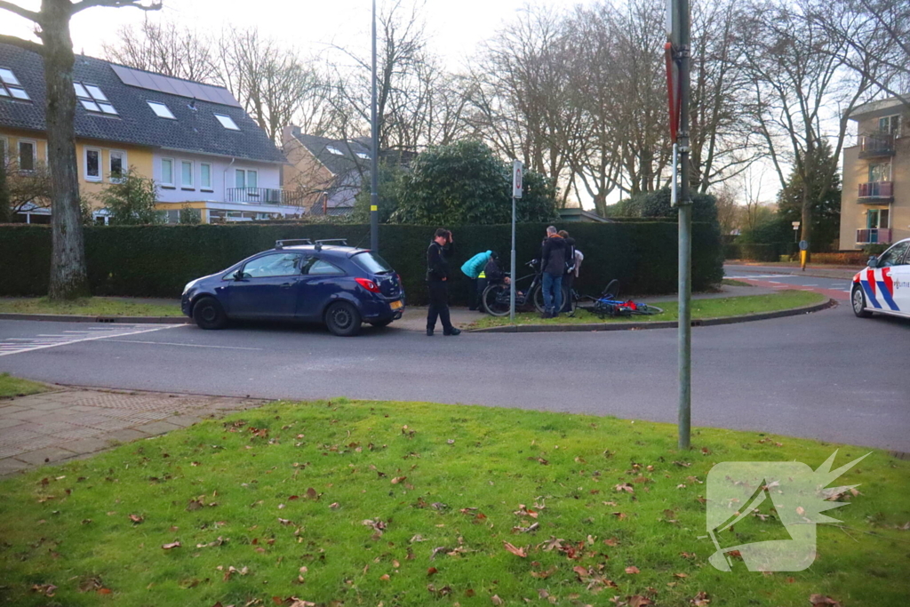 Twee overstekende fietsers aangereden door auto