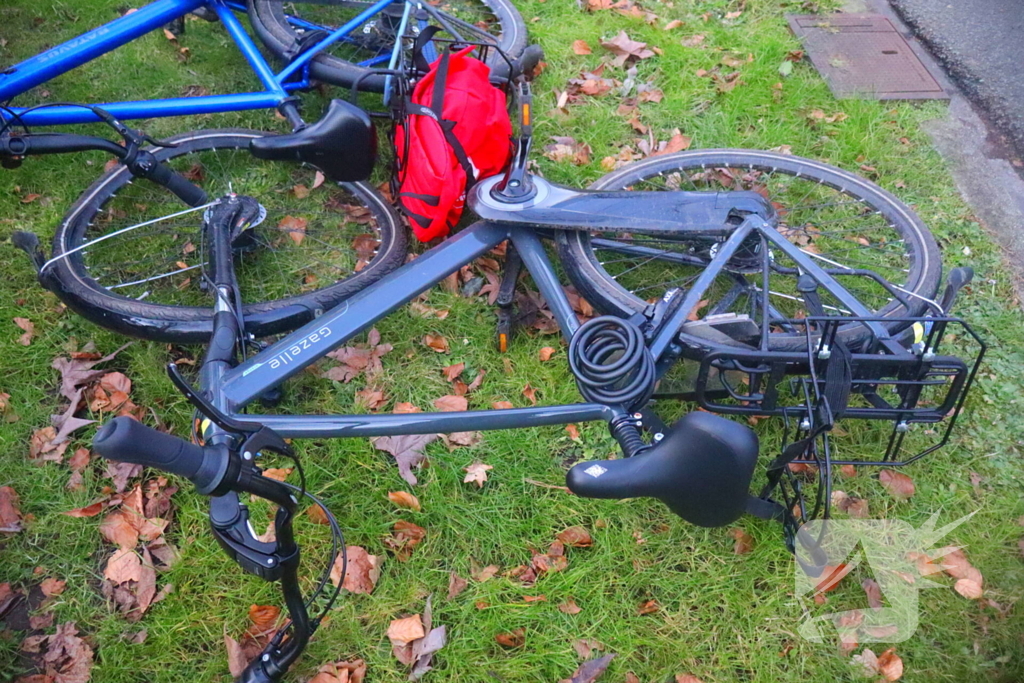 Twee overstekende fietsers aangereden door auto
