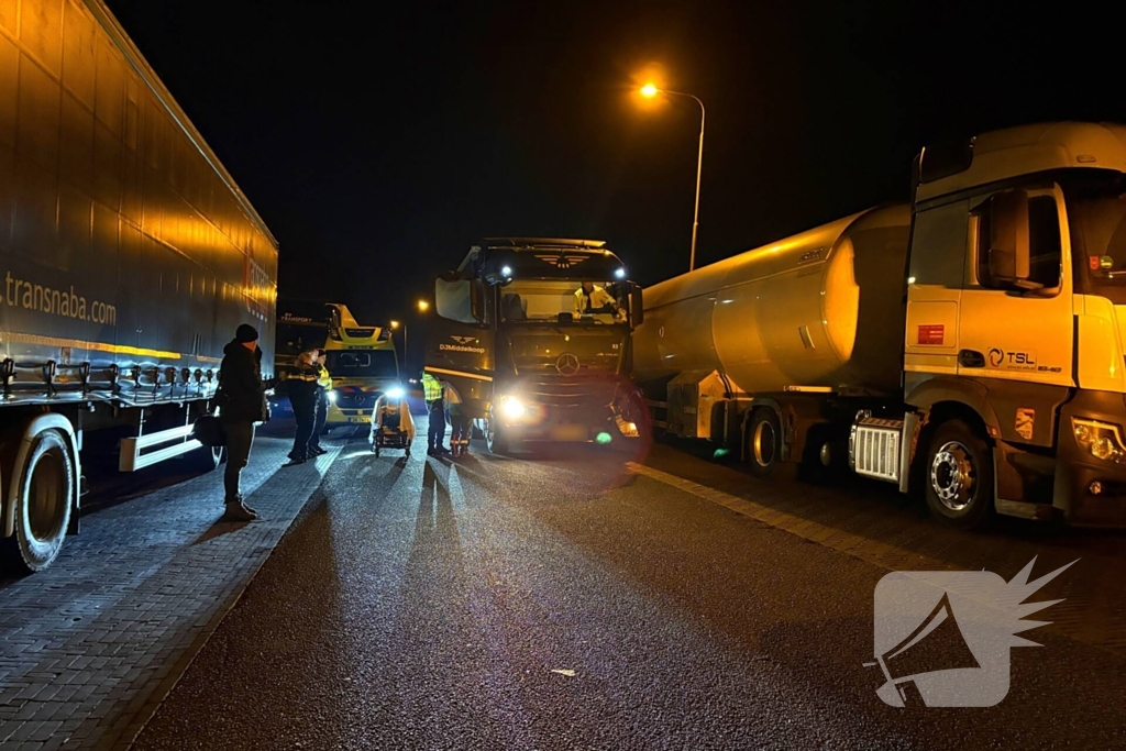 Vrachtwagen rijdt middengeleider uit berm