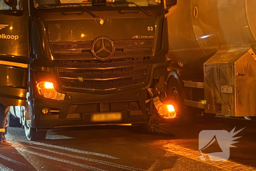Vrachtwagen rijdt middengeleider uit berm