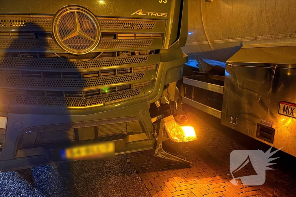 Vrachtwagen rijdt middengeleider uit berm