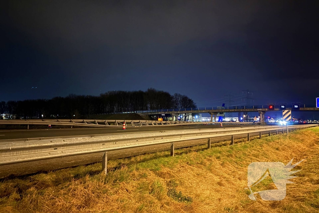 Vrachtwagen rijdt middengeleider uit berm