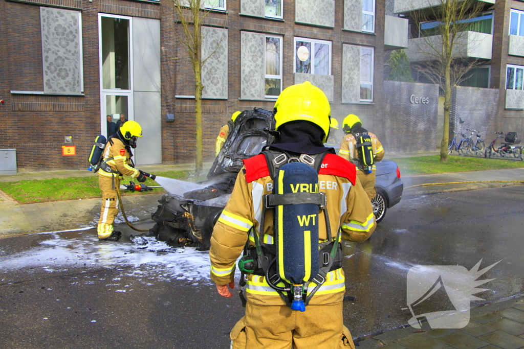 Auto vliegt in brand tijdens het rijden
