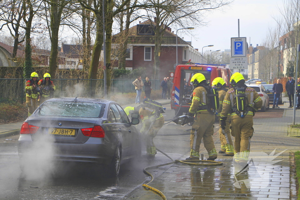 Auto vliegt in brand tijdens het rijden