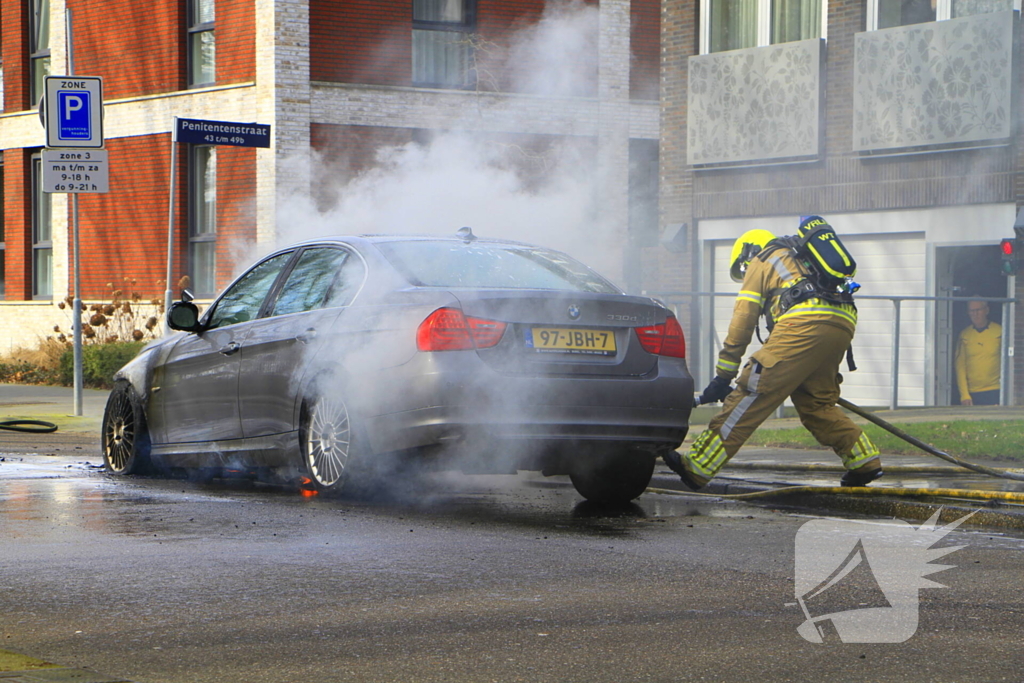 Auto vliegt in brand tijdens het rijden