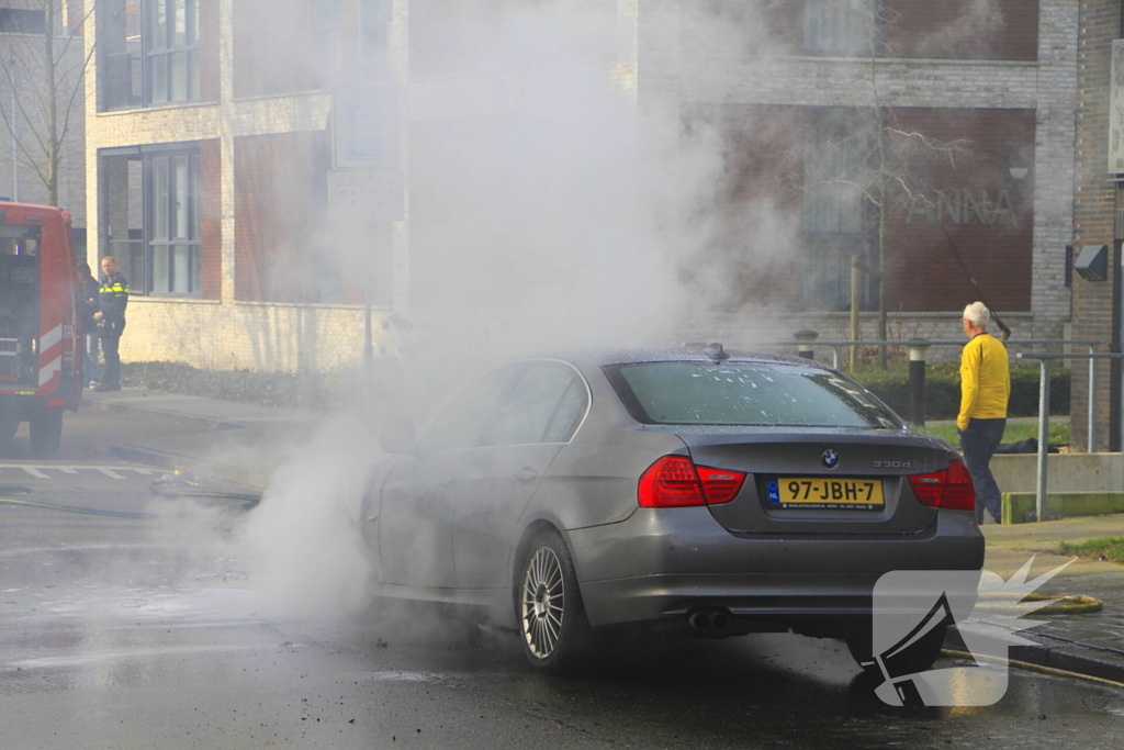 Auto vliegt in brand tijdens het rijden