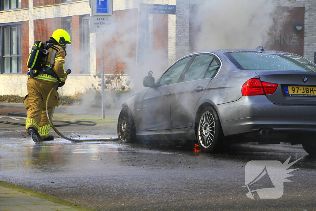 Auto vliegt in brand tijdens het rijden