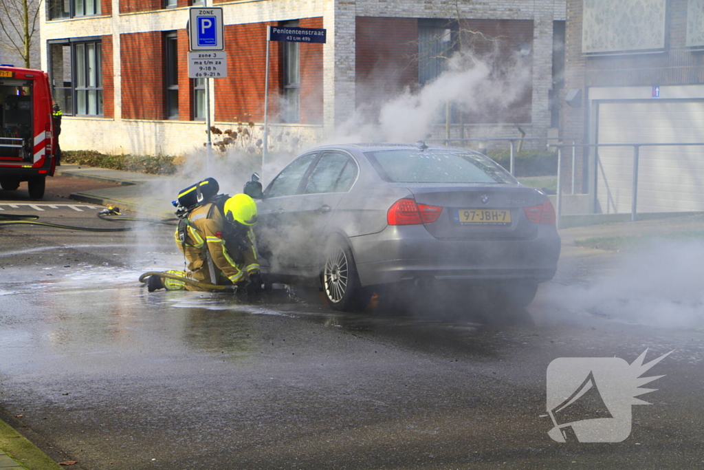 Auto vliegt in brand tijdens het rijden