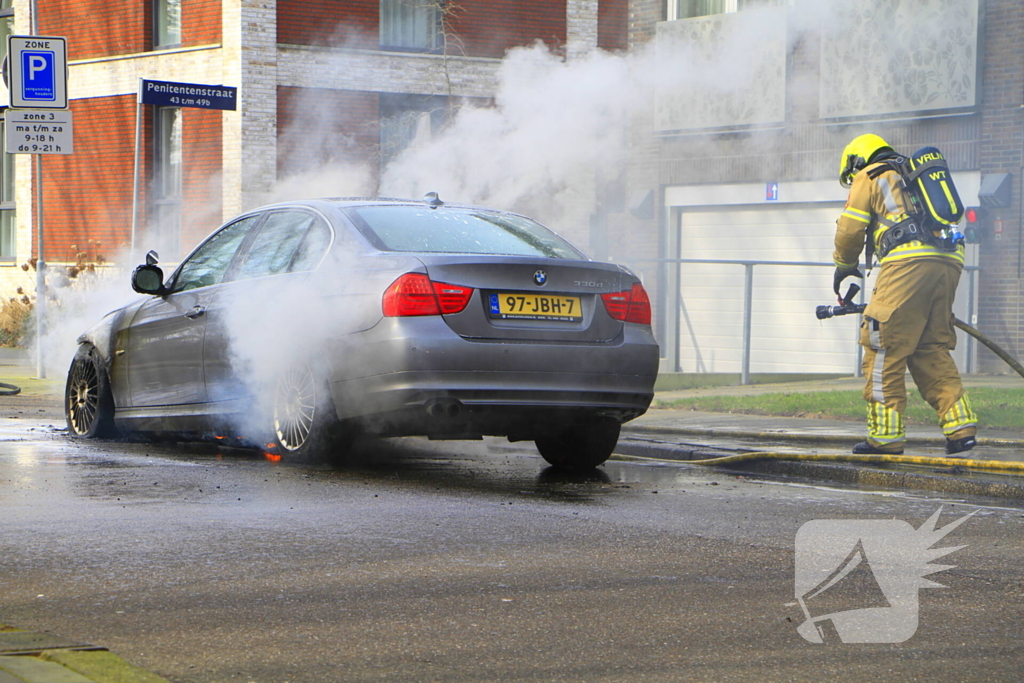 Auto vliegt in brand tijdens het rijden