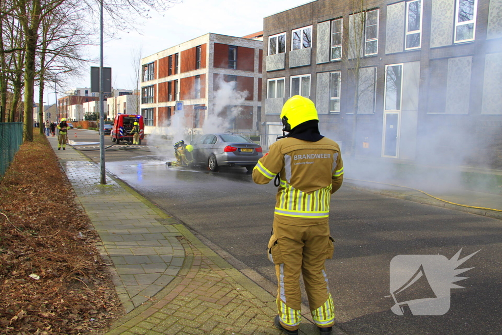 Auto vliegt in brand tijdens het rijden