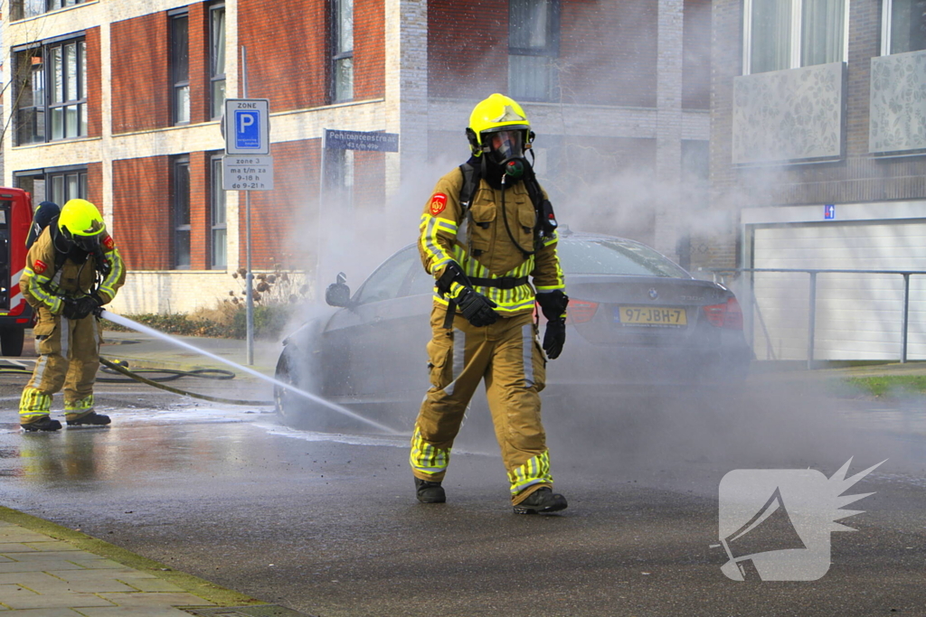 Auto vliegt in brand tijdens het rijden
