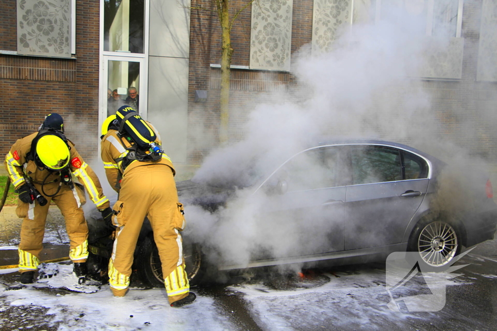 Auto vliegt in brand tijdens het rijden