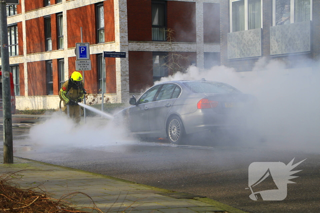 Auto vliegt in brand tijdens het rijden