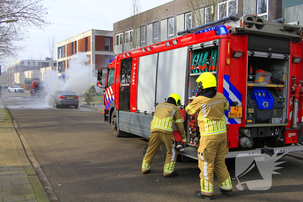 Auto vliegt in brand tijdens het rijden