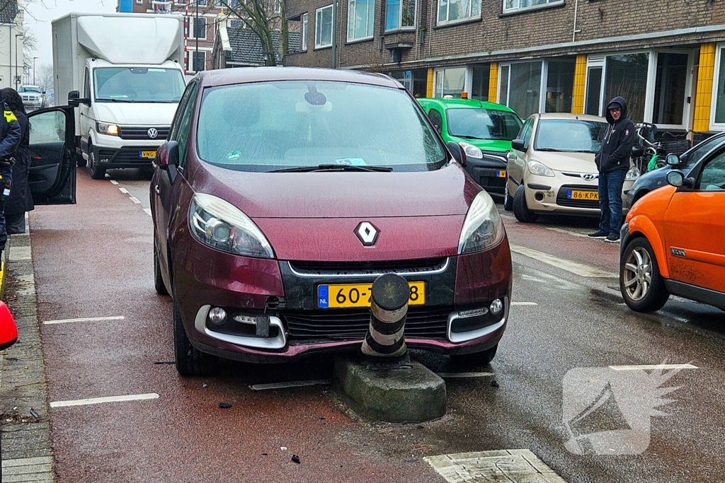 Auto klapt op verkeerspaal bij wegversmalling