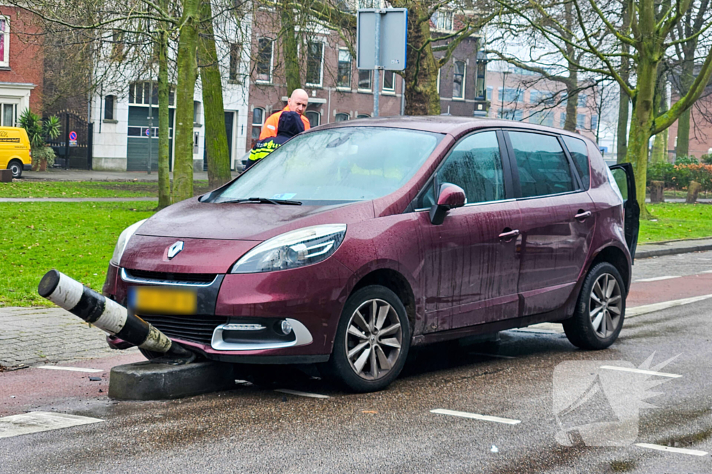 Auto klapt op verkeerspaal bij wegversmalling
