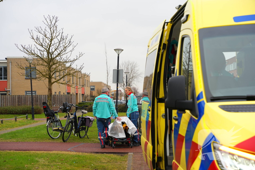 Fietser en automobilist botsen met elkaar