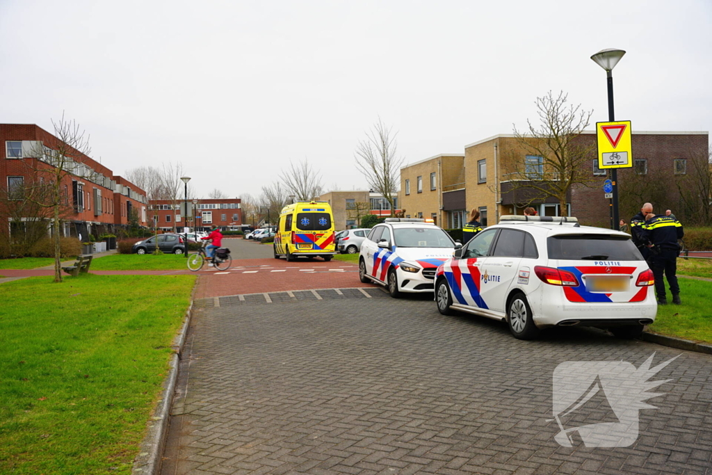 Fietser en automobilist botsen met elkaar