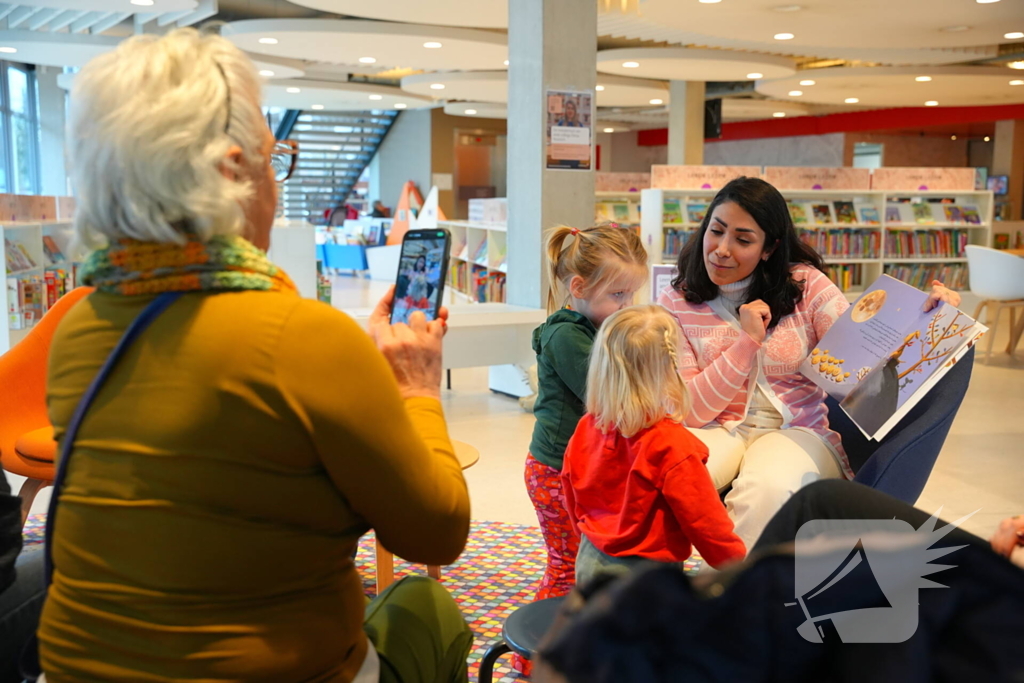 Uitbreiding anderstalige boeken bij bibliotheek gevierd met anderstalig voorleesuurtje