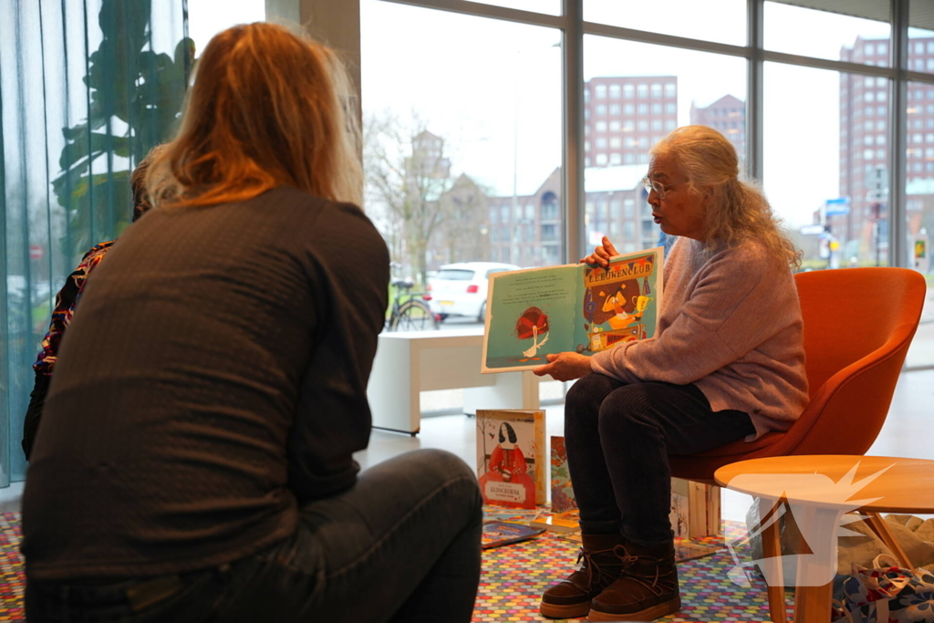 Uitbreiding anderstalige boeken bij bibliotheek gevierd met anderstalig voorleesuurtje