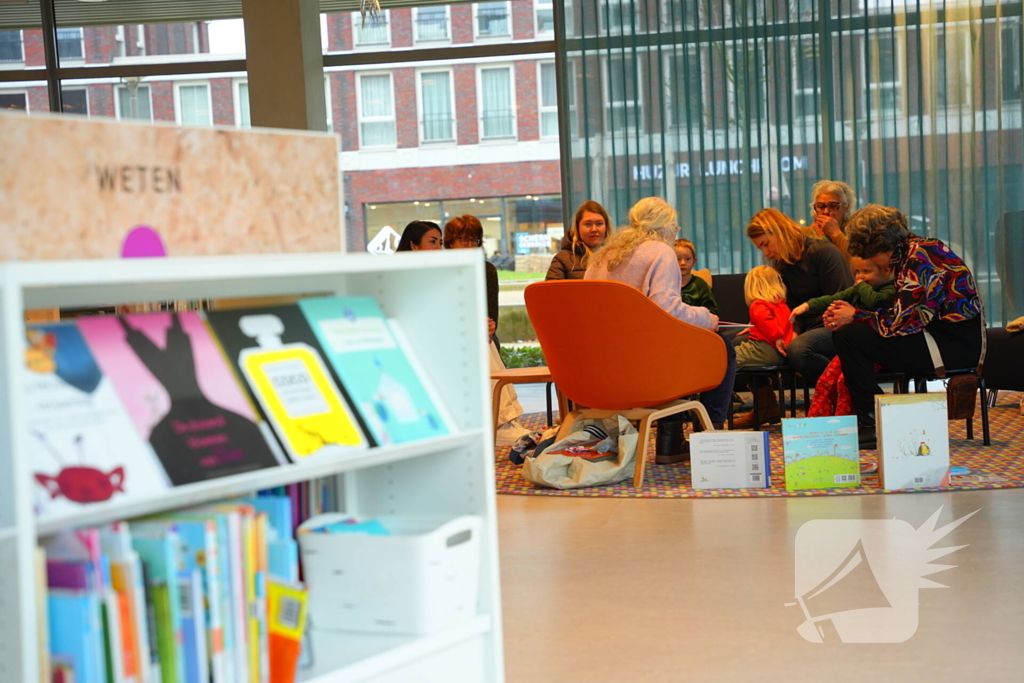 Uitbreiding anderstalige boeken bij bibliotheek gevierd met anderstalig voorleesuurtje