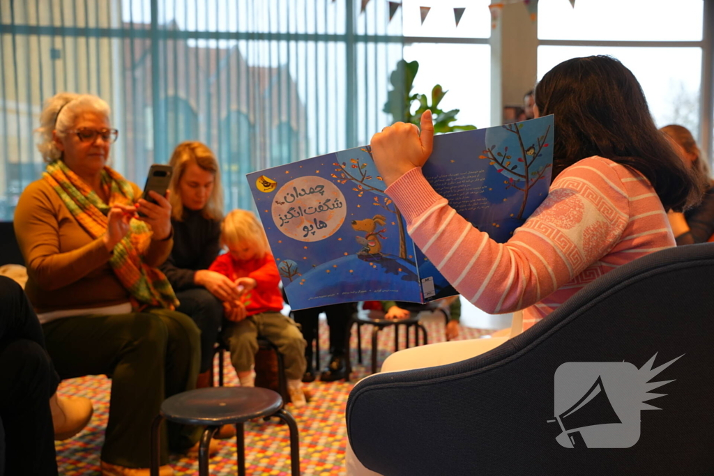 Uitbreiding anderstalige boeken bij bibliotheek gevierd met anderstalig voorleesuurtje