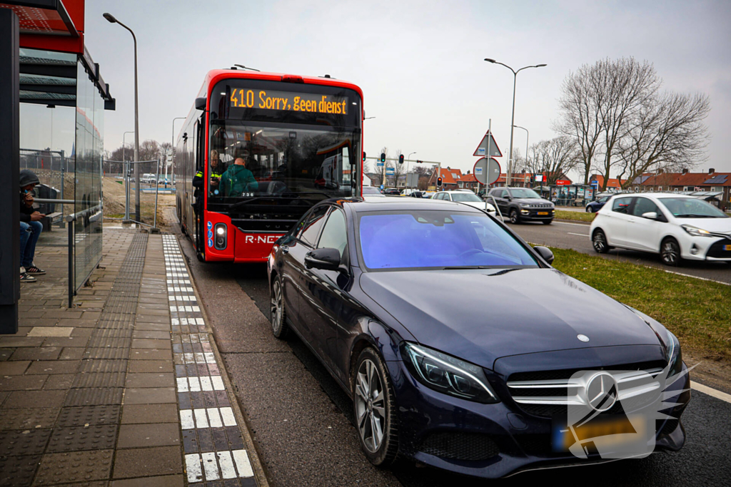 Lijnbus botst achterop personenauto