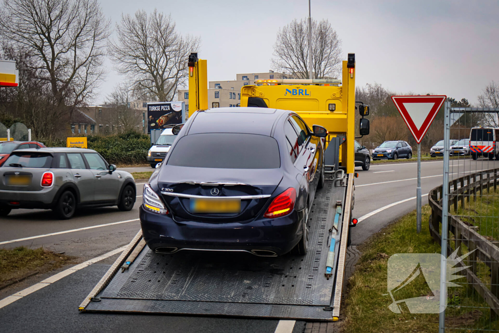 Lijnbus botst achterop personenauto
