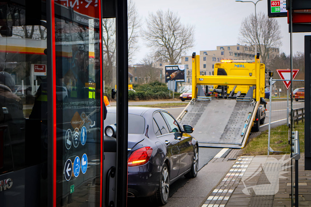 Lijnbus botst achterop personenauto