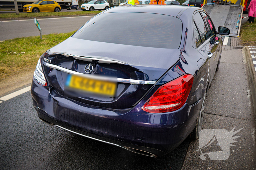 Lijnbus botst achterop personenauto