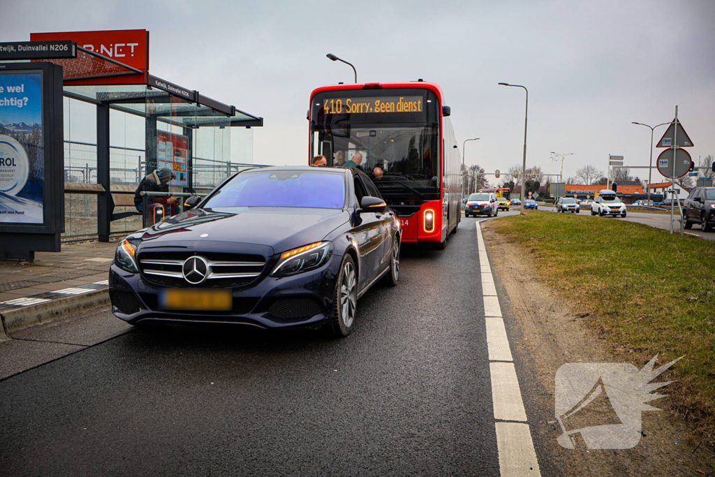 Lijnbus botst achterop personenauto