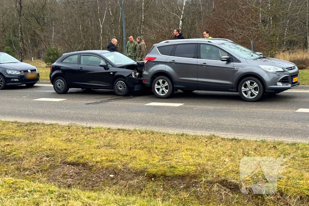 Schade bij kopstaart botsing tussen twee voertuigen