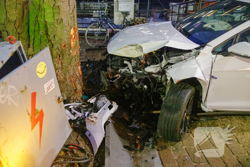 Automobilist onder invloed belandt tegen een boom