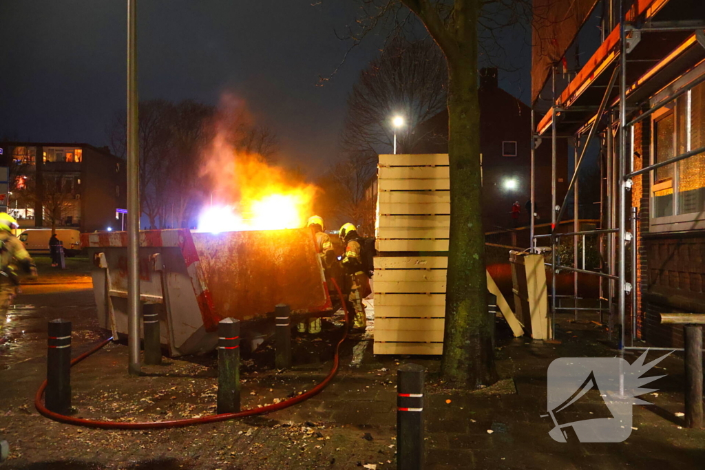 Afvalcontainer vliegt in brand