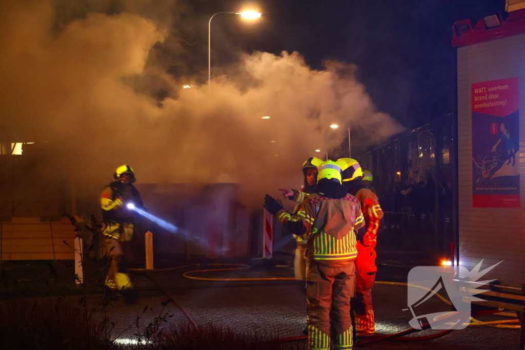 Afvalcontainer vliegt in brand